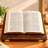 Atril de madera oscura tallado y plegable con una Biblia