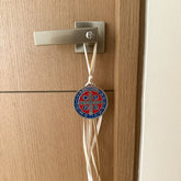 Medalla de San Benito Resinada Azul y Rojo – 7.5 cm con Oración de Bendición y Protección del Hogar