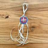 Medalla de San Benito Resinada Azul y Rojo – 7.5 cm con Oración de Bendición y Protección del Hogar