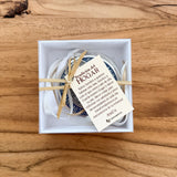 Medalla de San Benito Resinada Azul y Rojo – 7.5 cm con Oración de Bendición y Protección del Hogar