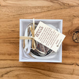 Medalla de San Benito Resinada Negro y Rojo – 7.5 cm con Oración de Bendición y Protección del Hogar