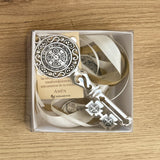 Decoración religiosa para puerta con llave de San Benito y medallas de protección espiritual para el hogar