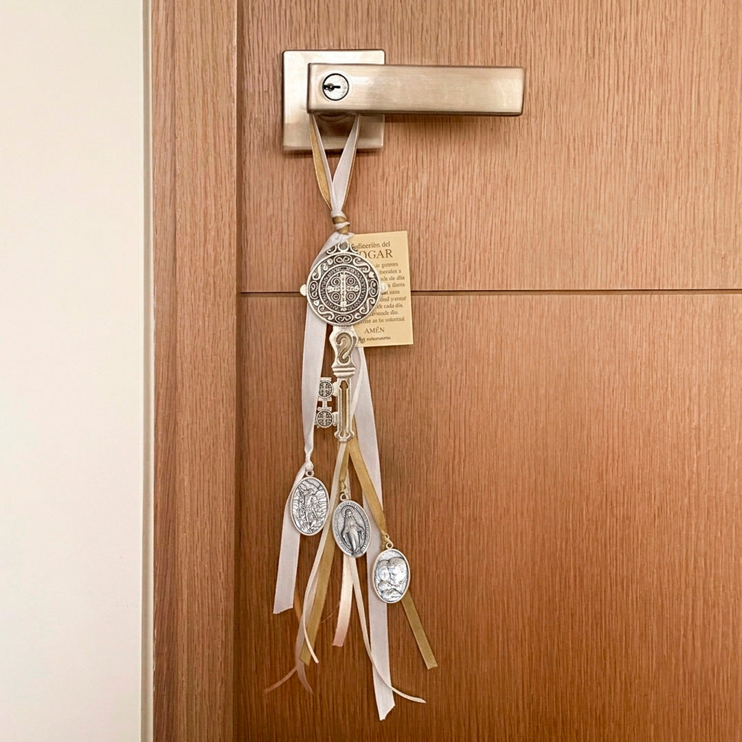 Decoración religiosa para puerta con llave de San Benito y medallas de protección espiritual para el hogar