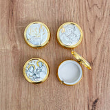 Cofre (Portaviático Hostia 3.5cm) con Imagen Religiosa y Baño en Oro Italiano – VII Sacramentos Colombia