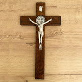 Cristo para colgar con la Medalla de San Benito 41cm