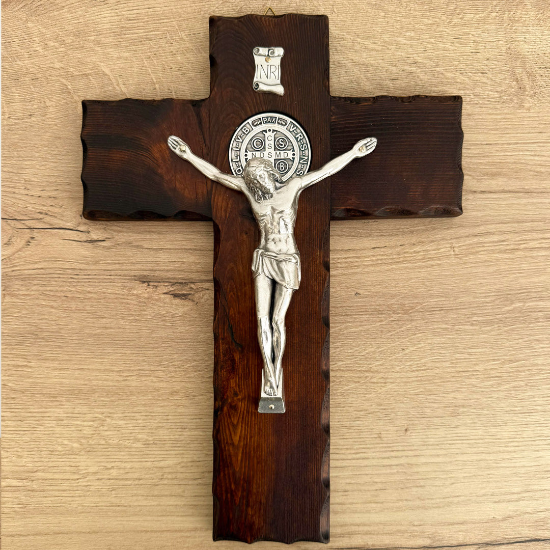 Cristo con Medalla de San Benito en Madera – 32.5 cm – VII Sacramentos Colombia