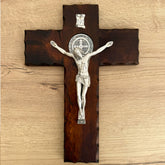 Cristo con Medalla de San Benito en Madera – 32.5 cm