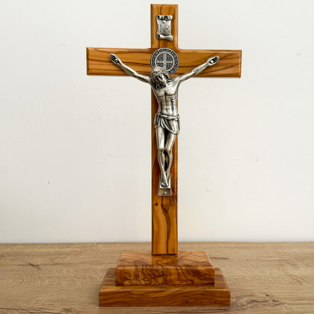 Cristo con Medalla de San Benito en Madera Clara con Base Cofre – 34cm – VII Sacramentos Colombia