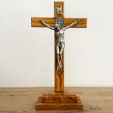 Cristo con Medalla de San Benito en Madera Clara con Base Cofre – 34cm
