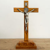Cristo con Medalla de San Benito en Madera Clara con Base Cofre – 34cm – VII Sacramentos Colombia