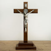Cristo con Medalla de San Benito en Madera con Base Cofre – 34cm