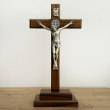 Cristo con Medalla de San Benito en Madera con Base Cofre – 34cm – VII Sacramentos Colombia