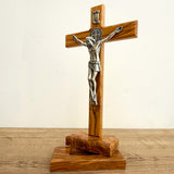 Cristo con Medalla de San Benito en Madera Clara con Base Cofre – 34cm – VII Sacramentos Colombia