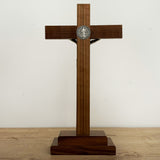 Cristo con Medalla de San Benito en Madera con Base Cofre – 34cm – VII Sacramentos Colombia