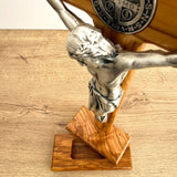 Cristo con Medalla de San Benito en Madera Clara con Base Cofre – 34cm – VII Sacramentos Colombia