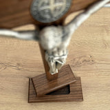 Cristo con Medalla de San Benito en Madera con Base Cofre – 34cm – VII Sacramentos Colombia