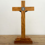 Cristo con Medalla de San Benito en Madera Clara con Base Cofre – 34cm – VII Sacramentos Colombia