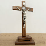 Cristo con Medalla de San Benito en Madera con Base Cofre – 34cm – VII Sacramentos Colombia