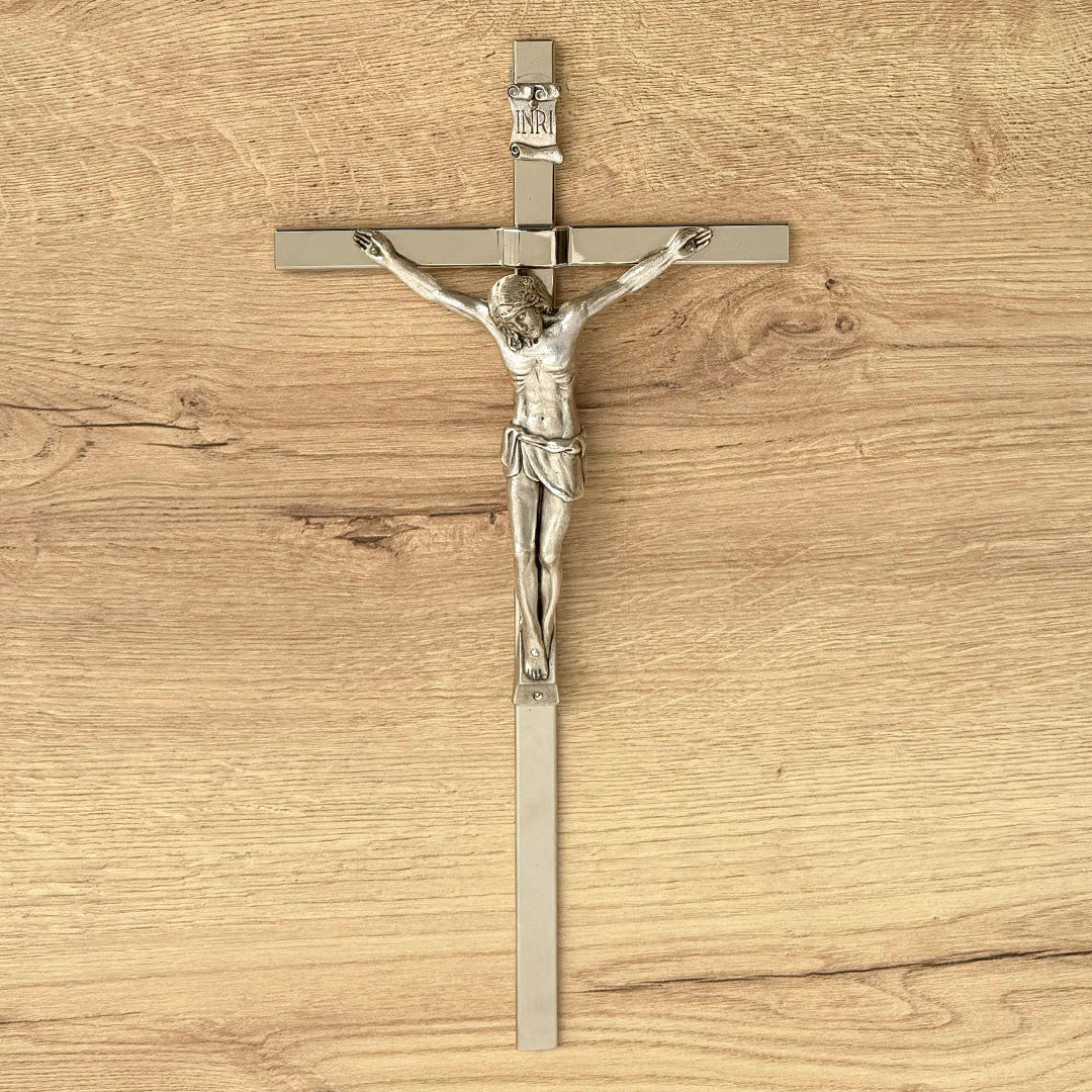 Cristo Metal Plateado – 36 cm x 18 cm (14.2" x 7.1") – VII Sacramentos Colombia