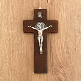 Cristo para colgar con la Medalla de San Benito 15.5cm