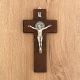 Cristo para colgar con la Medalla de San Benito 15.5cm