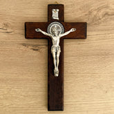 Cristo para colgar con la Medalla de San Benito 21cm