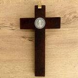 Cristo para colgar con la Medalla de San Benito 21cm