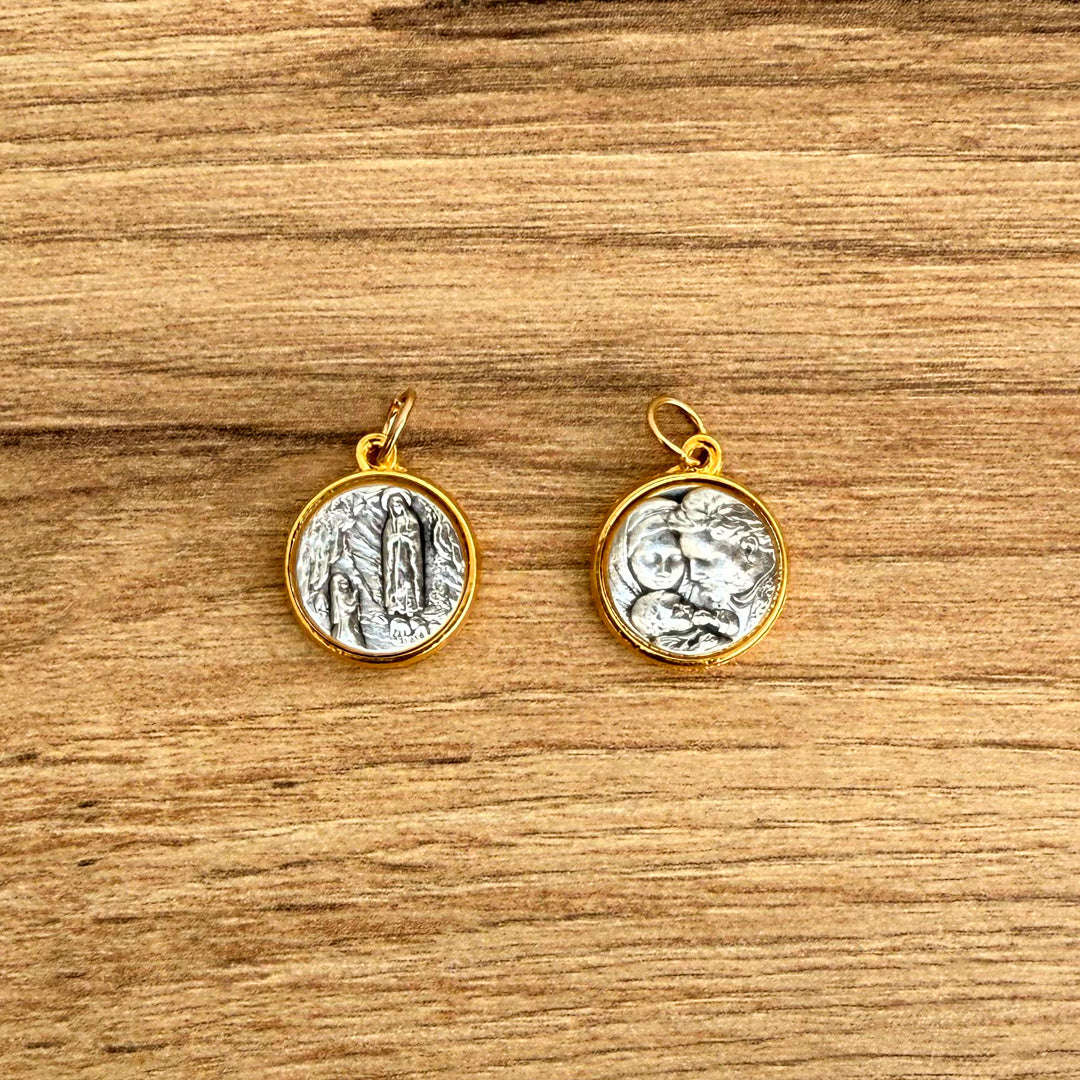 Medalla Italiana de la Sagrada Familia y la Virgen de Lourdes Bicolor 1.6CM – VII Sacramentos Colombia