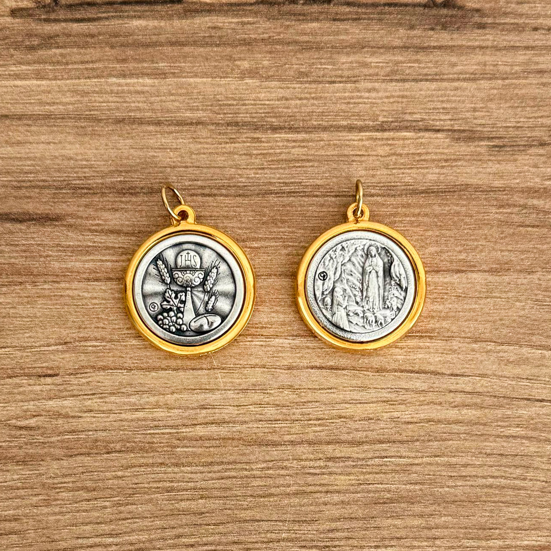 Medalla Italiana de Virgen de Lourdes y Cáliz Bicolor 2.2cm – VII Sacramentos Colombia