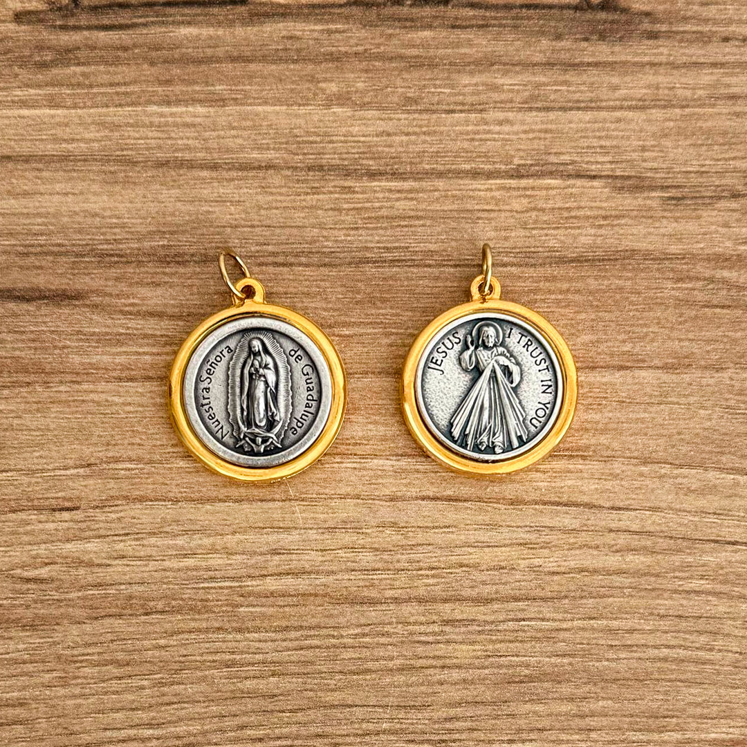 Medalla Italiana de Virgen de Guadalupe y Jesús de la Misericordia Bicolor 2.2cm – VII Sacramentos Colombia