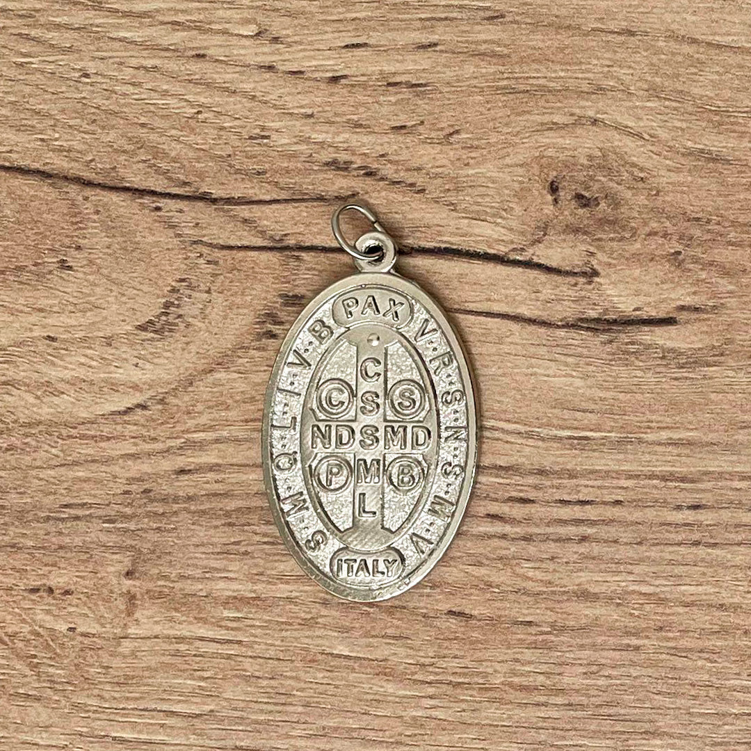 Medalla de San Benito Plateada Ovalada – VII Sacramentos Colombia