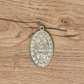 Medalla de San Benito Plateada Ovalada – VII Sacramentos Colombia