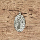 Medalla de San Benito Plateada Ovalada – VII Sacramentos Colombia
