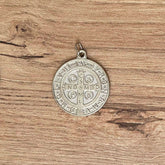Medalla de San Benito Plateada 3cm – VII Sacramentos Colombia