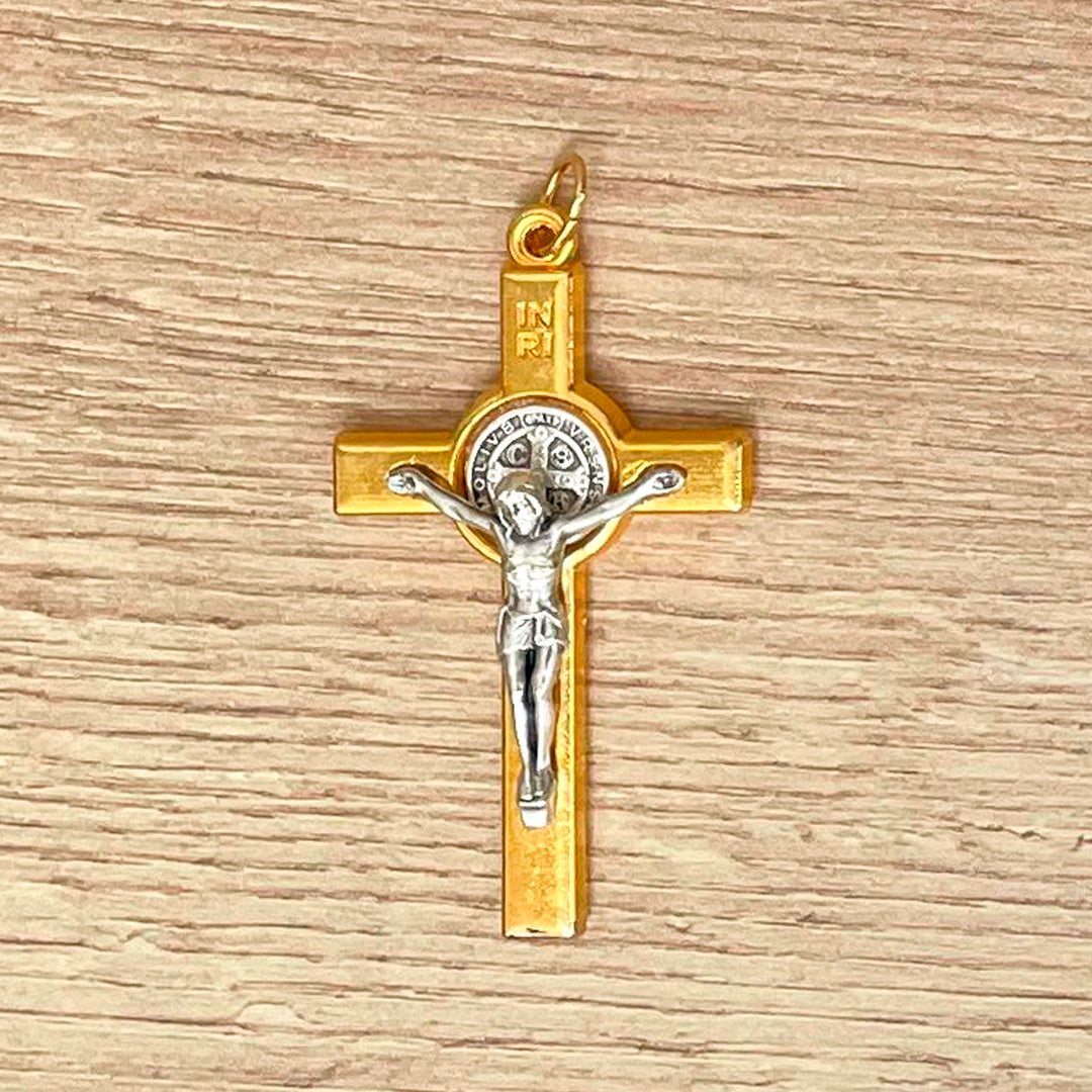 Cristo de San Benito Italiano en Zamak Dorado Cuadrado – VII Sacramentos Colombia