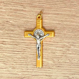 Cristo de San Benito Italiano en Zamak Dorado Cuadrado – VII Sacramentos Colombia