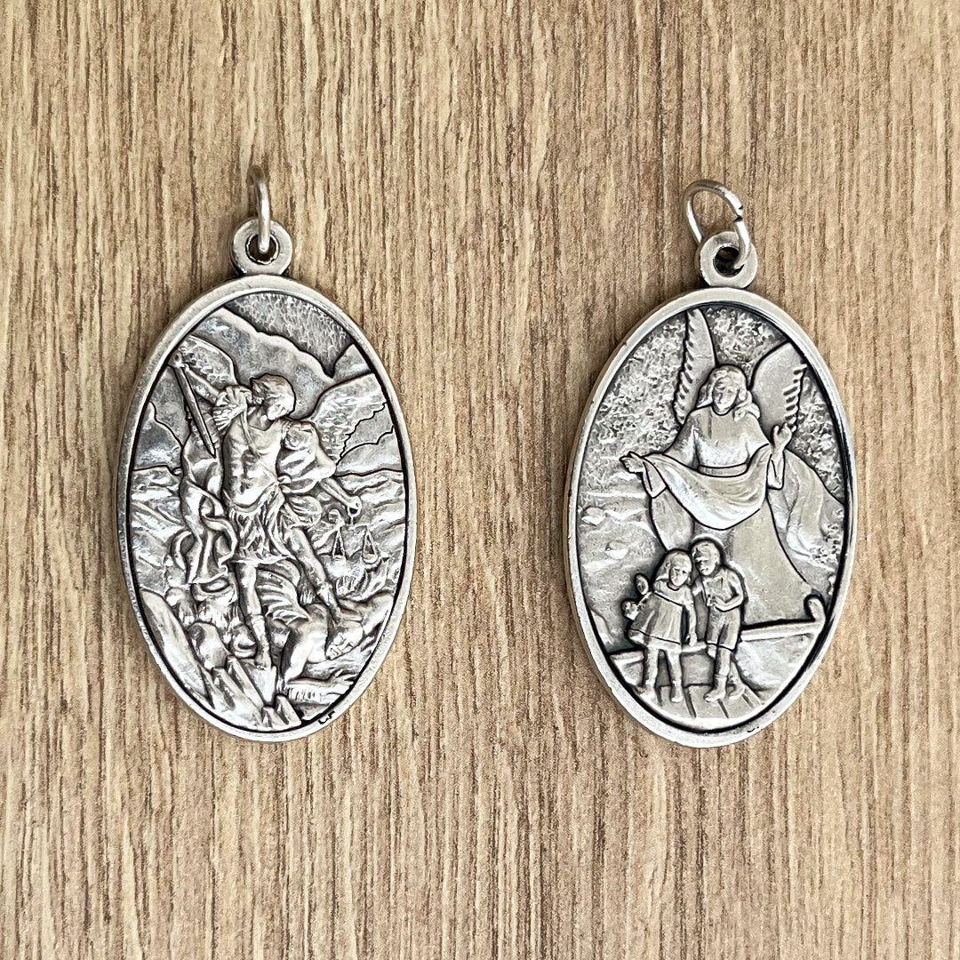 Medalla Italiana Ovalada de San Miguel Arcángel y el Ángel de la Guarda 4.5cm – VII Sacramentos Colombia
