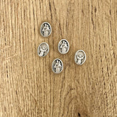 Pasador Grano x 5 Unidades: Virgen Maria Auxiliadora - Divino Niño