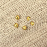 Pasador Grano x 5 Unidades con Baño en Oro: Bola Rosa