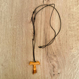 Cruz Tao en Madera de Olivo con Cordón Ajustable – VII Sacramentos Colombia