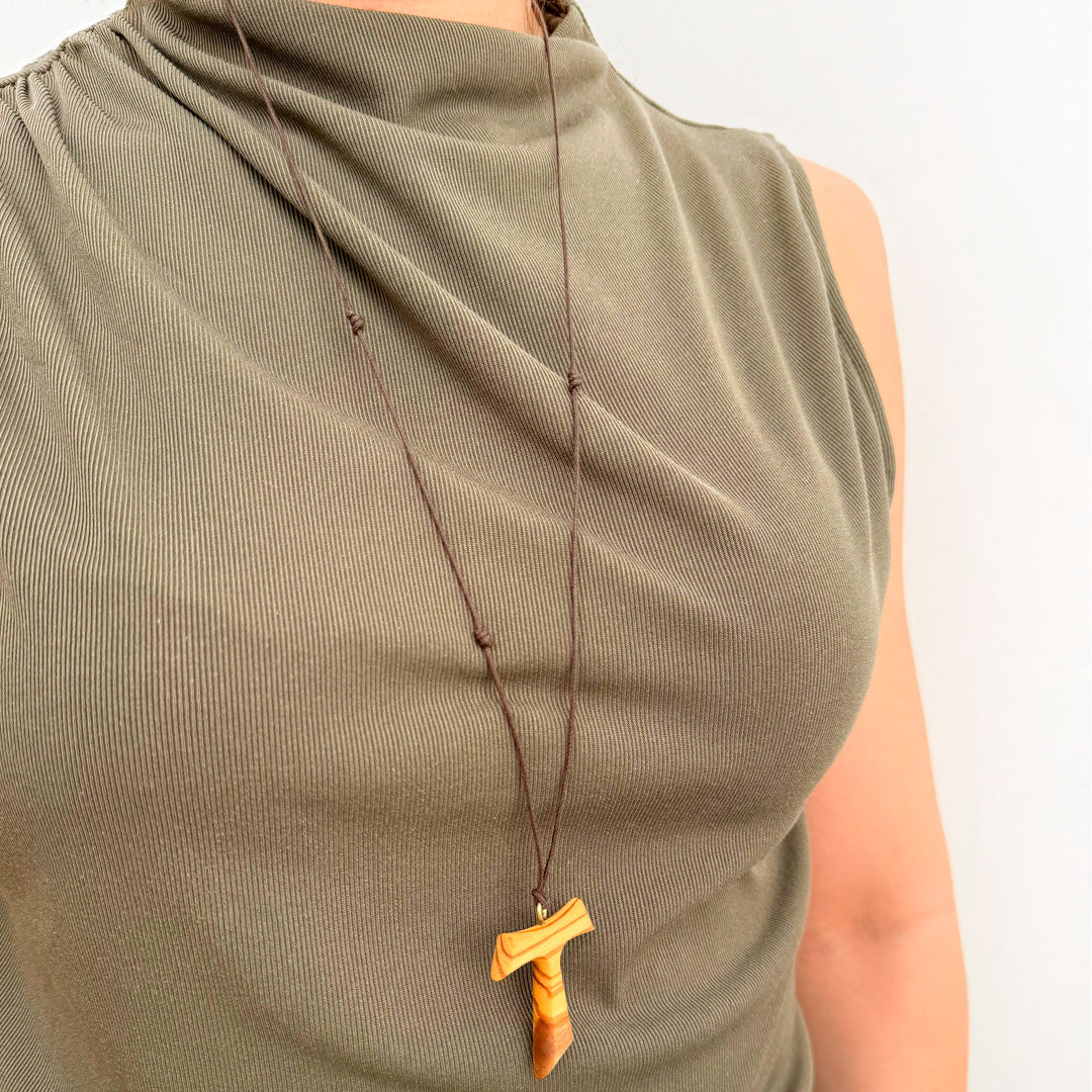 Cruz Tao en Madera de Olivo con Cordón Ajustable – VII Sacramentos Colombia