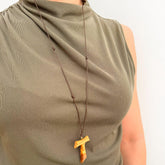 Cruz Tao en Madera de Olivo con Cordón Ajustable – VII Sacramentos Colombia