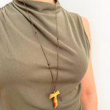 Cruz Tao en Madera de Olivo con Cordón Ajustable – VII Sacramentos Colombia