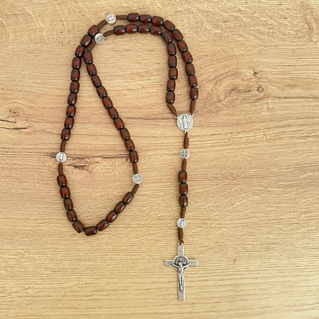 Rosario Italiano en Hilo Marrón con Cuentas Esmaltadas y Detalles Plateados – VII Sacramentos Colombia