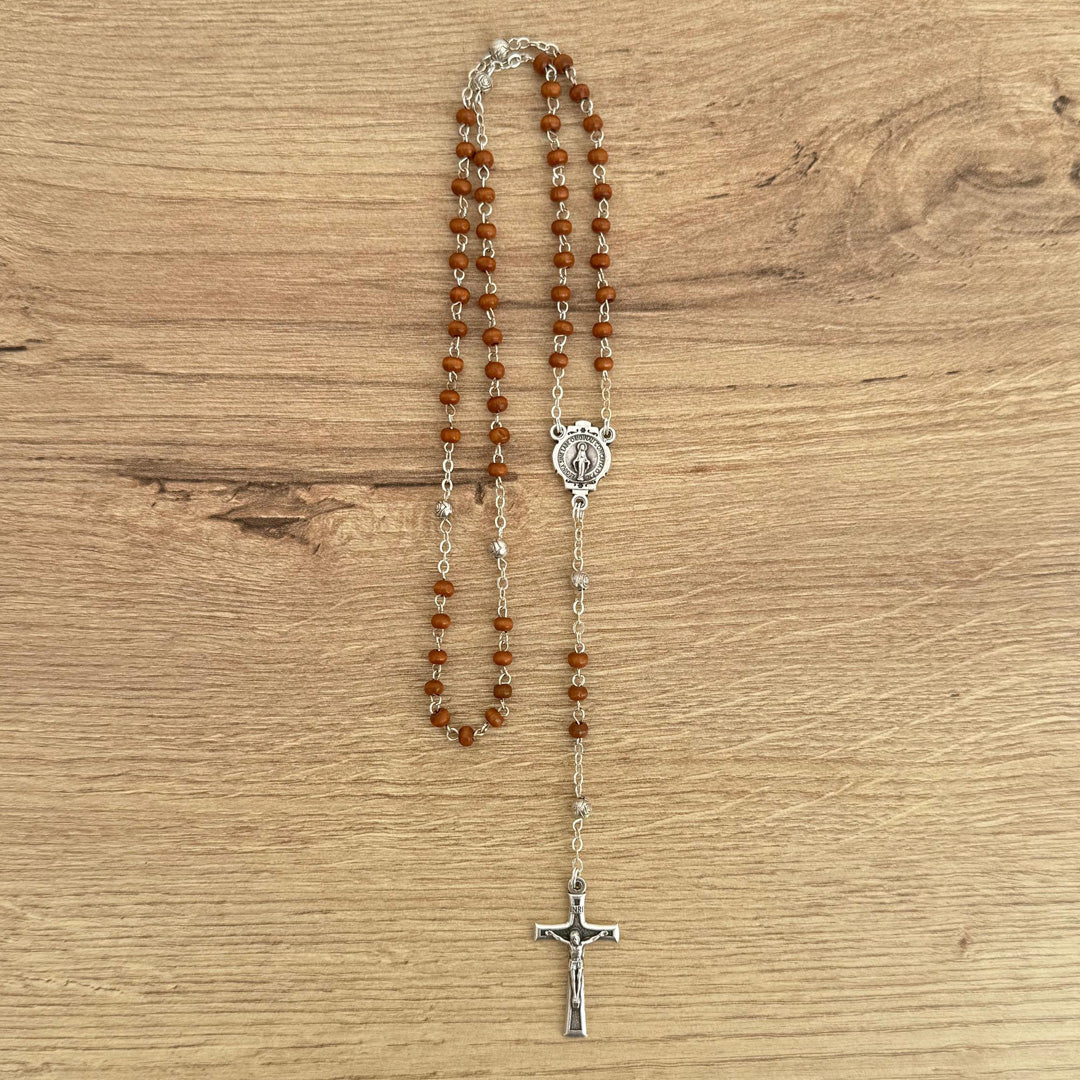 Rosario Italiano en Cadena Zamak con Cuentas de Madera Clara – VII Sacramentos Colombia
