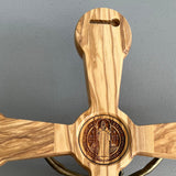Cruz de Olivo San Benito con Cuerpo en Resina – 49 cm – VII Sacramentos Colombia