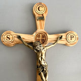 Cruz de Olivo San Benito con Cuerpo en Resina – 49 cm – VII Sacramentos Colombia