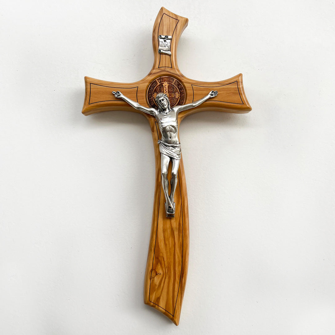 Cruz de Madera de Olivo con Cristo y Medalla de San Benito – 32 cm – VII Sacramentos Colombia