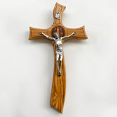 Cruz de Madera de Olivo con Cristo y Medalla de San Benito – 32 cm – VII Sacramentos Colombia