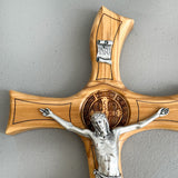 Cruz de Madera de Olivo con Cristo y Medalla de San Benito – 32 cm – VII Sacramentos Colombia